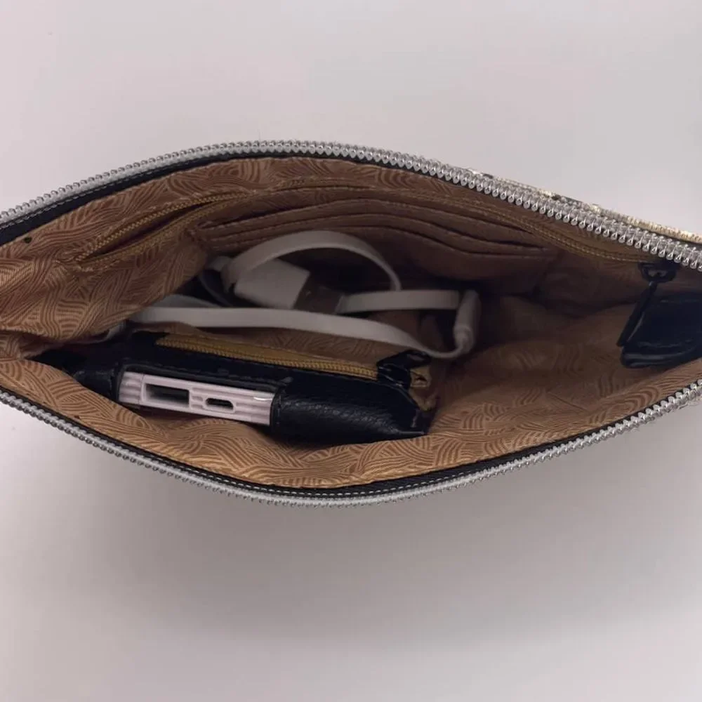 NWOT Sak Roots Wristlet Wallet Clutch‎ With Battery Bank Built In - Picture 6 of 9